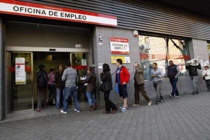 Cola de parados en en una oficina de empleo en Madrid.-ARCHIVO