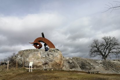 Instalación de la escultura dedicada al toro el Valonsadero. HDS