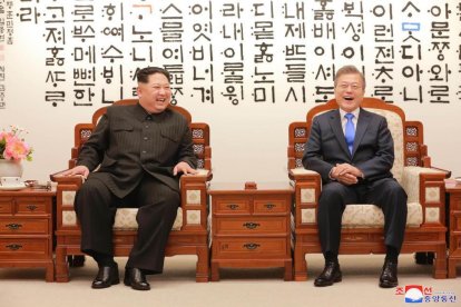 Kim Jong-un y Moon Jae-in, durante el encuentro del pasado 27 de abril. / STR (AFP)-/ STR (AFP)