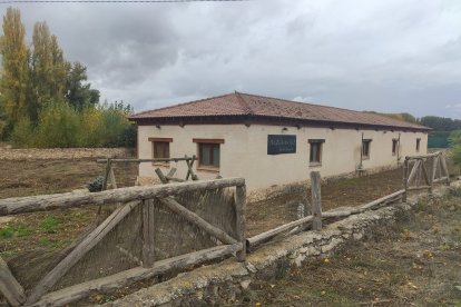 Sobre estas lineas el parque que se pretende reconvertir en una zona de aprovechamiento de la naturaleza. A.H.