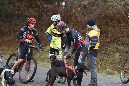 Sara Rodríguez, con casco rojo, se prepara para salir con Bambú y Jorge García ajusta la correa.-Santi M. Amil/La Voz de Galicia