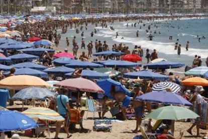 Vista de la playa de Levante de Benidorm, repleta pese a tratarse de mediados del pasado mes de junio.-EFE / MORELL