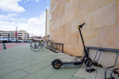 Aparcamiento para bicicletas y patinetes en el Campus Universitario. M.T.