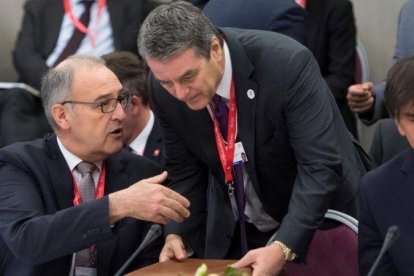 El consejero Federal de Suiza de Comercio  Guy Parmelin, sentado, conversa con el director general de la Organizacion Mundial del Comercio,  Roberto Azevedo, en el Foro de Davos.-EL PERIÓDICO