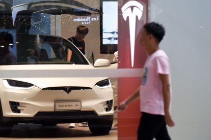 Concesionario de Tesla en Pekín (China).-WANG ZHAO (AFP)