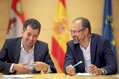 Luis Tudanca y Luis Fuentes bromean durante la reunión.-Ical