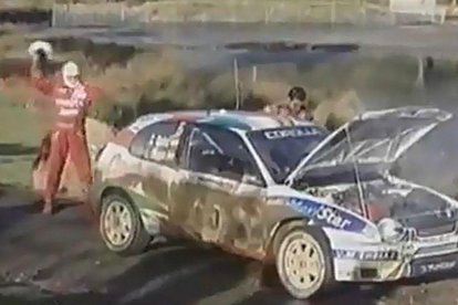 Sainz y Moya, junto al Toyota averiado, a escasos 500 metros de la meta.-YOUTUBE