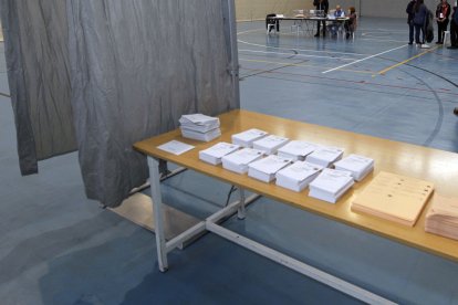 Cabina electoral en un polideportivo.-HDS