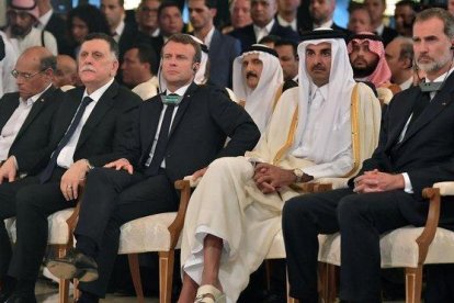 El rey Felipe y Emmanuel Macron, junto al emir de Qatar y el primer ministro del gobierno sostenido por la ONU en Libia, este sábado, en el funeral de Estado en Túnez.-EFE