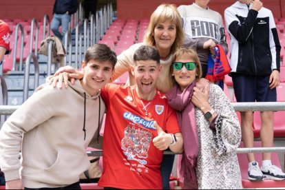 El futbolista numantino junto a su hermano Unai, su madre Garbiñe y su tía Agurtzane. HDS