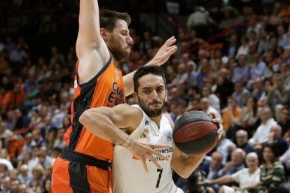 Campazzo supera el marcaje del valencianista Van Rossom.-EFE / MIGUEL ÁNGEL POLO