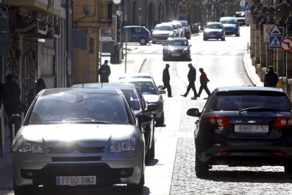 Flujo de vehículos en la capitalina calle de Nicolás Rabal.-HDS