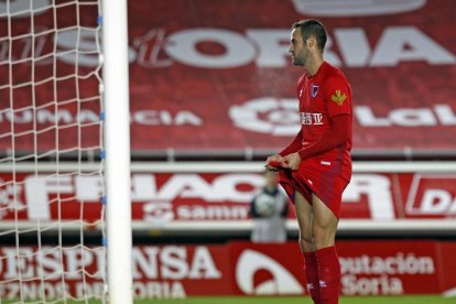 Higino se lamenta por una ocasión desperdiciada durante el partido del viernes ante el Málaga.-MARIO TEJEDOR