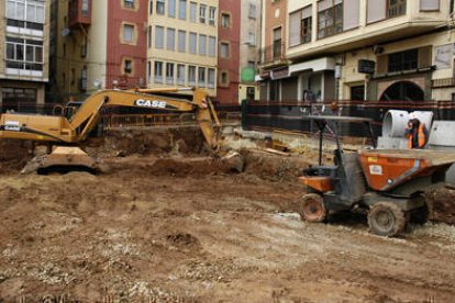 Las obras del Mercado Provisional bloquean la puerta de acceso a los garajes de la calle Sagunto. / ÁLVARO MARTÍNEZ-