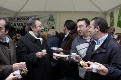 Los ganaderos preparan la carne que se sirvió en la Plaza de San Esteban. /  ÁLVAROMARTÍNEZ-