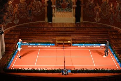 Nadal, a la izquierda, con Nishikori, en una exhibición este lunes en el Palau de la Música de Barcelona.-JORDI COTRINA