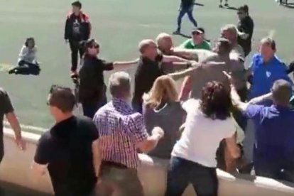 Una imagen del vídeo que recoge la pelea entre los padres de los infantiles.-