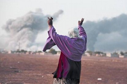 Una mujer kurda celebra un ataque aéreo de la coalición contra el EI en Kobani.-Foto: AP / LEFTERIS PITARAKIS