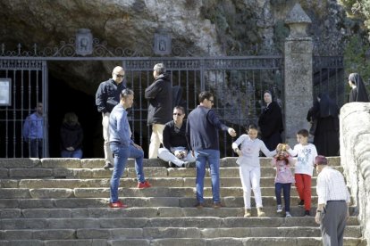 Turistas en las escaleras de San Saturio.-LUIS ÁNGEL TEJEDOR