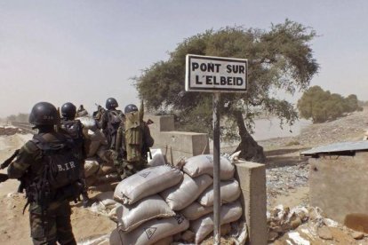 Soldados de Camerún custodian la frontera con Nigeria, cerca del campo de refugiados que ha bombardeado el Ejército nigeriano.-Edwin Kindzeka Moki