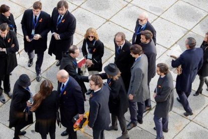 Los familiares de la familia Franco son recibidos por el prior de la basílica del Valle de los Caídos.-EFE EMILIO NARANJO POOL