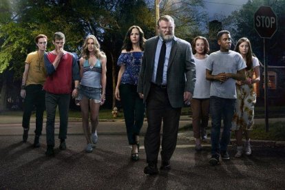 Imagen promocional de la serie Mr Mercedes, con el actot protagonista, Brendan Gleeson, en el centro.-AXN