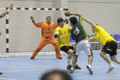 El Aranga perdió ayer en la cancha de Urdaneta. / U. Sierra-