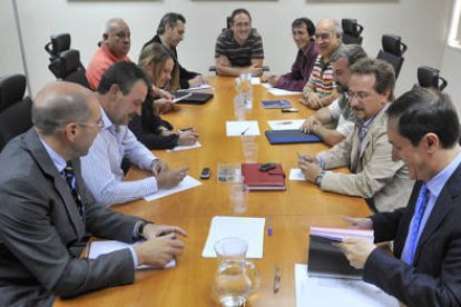 Responsables sindicales junto a los directores de la Junta./ J. G. -