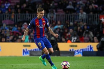 Digne en un partido reciente con el Barça-