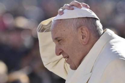 Francisco llega a la plaza de San Pedro del Vaticano para presidir la audiencia general de los miércoles, esta mañana.-EFE / GIORGIO ONORATI