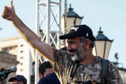 El líder opositor armenio, Nikol Pashinyan, durante una de las manifestaciones en Yereván.-/ REUTERS / GLEB GARANICH