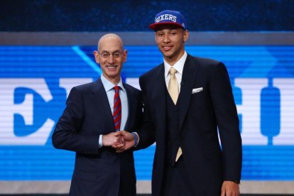 Adam Silver, comisionado de la NBA, felicita a Simmons tras su elección-Jerry Lai / USA Today Sports