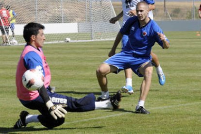 Ripa en un lance del entrenamiento con el meta Navarro. / V. Guisande-