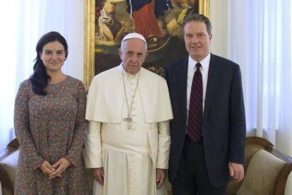 El papa Francisco posa junto a Paloma García Ovejero y Greg Burke.-AP