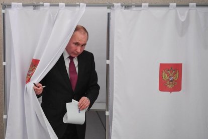 Vladimir Putin se dispone a depositar su voto en las elecciones presidenciales rusas. x-/ YURI KADOBNOV POOL POOL (EFE)