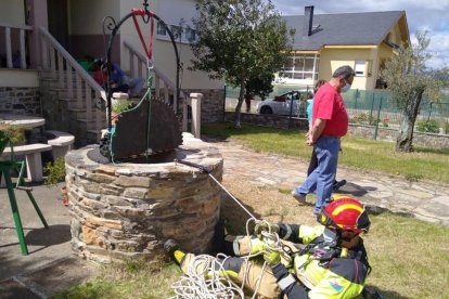 Los bomberos de Ponferrada, bajando al pozo para el rescate del gato caído a un pozo. ICAL