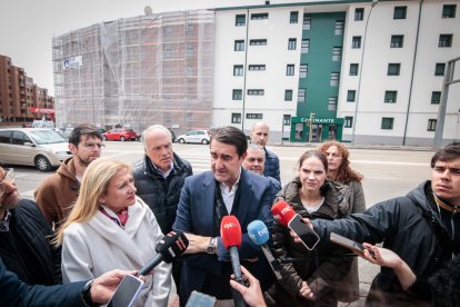 Suárez-Quiñones atiende a los medios durante su visita a Soria. GONZALO MONTESEGURO