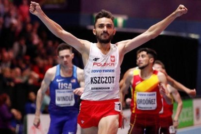 Saúl Ordóñez entra por detrás del polaco Adam Kszczot en la final de 800 metros.-REUTERS / JOHN SIBLEY