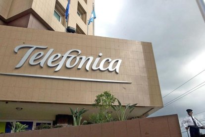 Telefónica tendrá cobertura total de fibra óptica para 2022.-AFP / ORLANDO SIERRA (AFP)