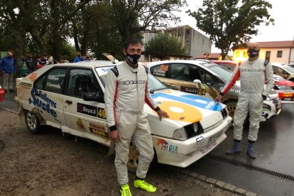 Agustín Álvaro, a la izquierda de la imagen, junto a su copiloto Francisco Garmendia y el Citroen BX.