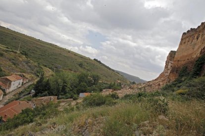 Los escombros del muro derrumbado han caído por la ladera en la que se encuentra el castillo.-M.T.