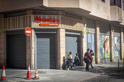 Letrero de Alcampo en su futura tienda de la avenida Duques de Soria. MARIO TEJEDOR