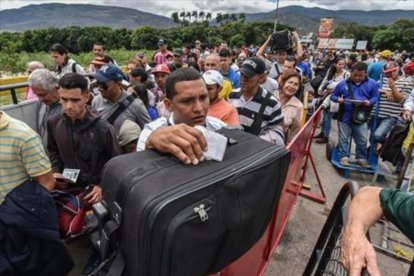 Jovenes venezolanos en la frontera-AFP / LUIS ACOSTA