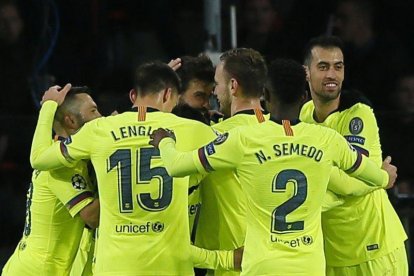 Los jugadores del Barça felicitan a Piqué por su gol en la Champions ante el PSV.-AP