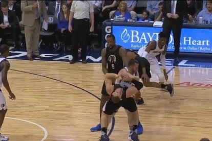 J.J. Barea propina un puñetazo a Blake Griffin.-