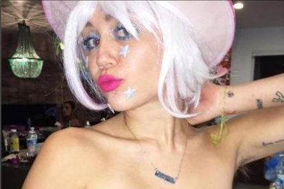 Miley Cyrus, tapándose los pezones en Instagram.-