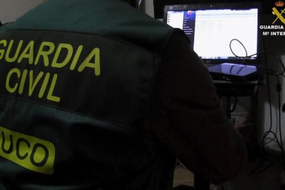 Un agente del Grupo de Delitos Telemáticos de la UCO de la Guardia Civil.-EFE