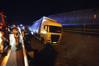 El vehículo, en la mediana de la A-2 a su paso por Medinaceli (Soria). HDS