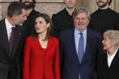 elipe, el dia de su 49º cumpleaños, y Letizia conversan con Íñigo Méndez de Vigo y Concha Velasco, en el acto que clausura la conmemoración del cuarto centenario de Cervantes.-