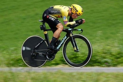 Primoz Roglic, durante la contrarreloj.-LUK BENIES / AFP